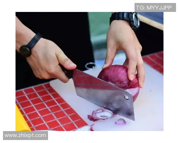 足球明星品尝西红柿的趣味视频分享让你大开眼界的美食体验